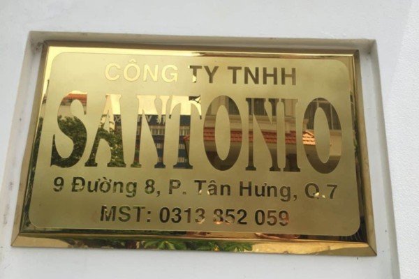 Bảng hiệu inox vàng gương ấn tượng