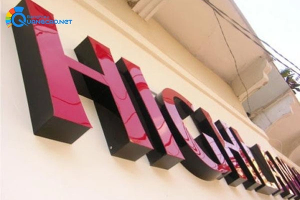 Ưu điểm vượt trội của bảng hiệu mica chữ nổi