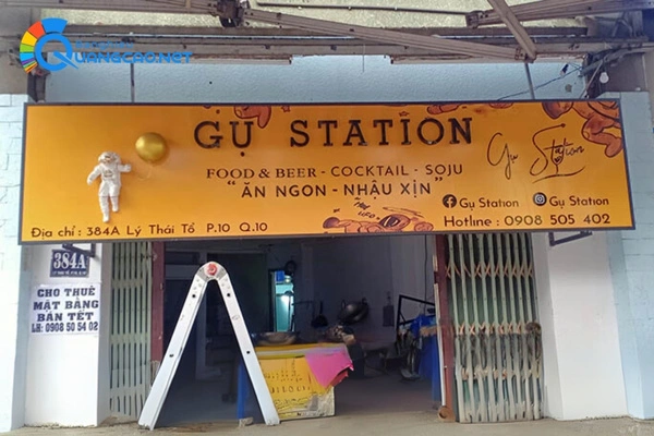 Bảng hiệu alu dán decal Gụ Station