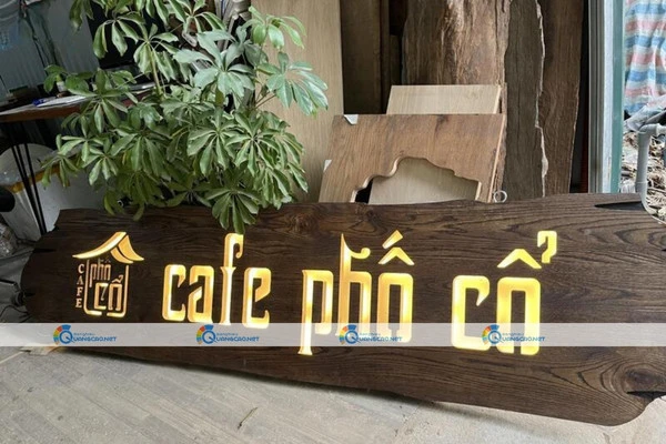 Bảng hiệu bằng gỗ