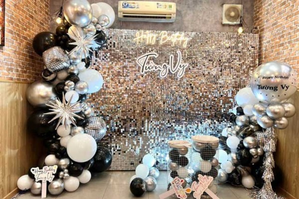 backdrop check in ốp kim sa