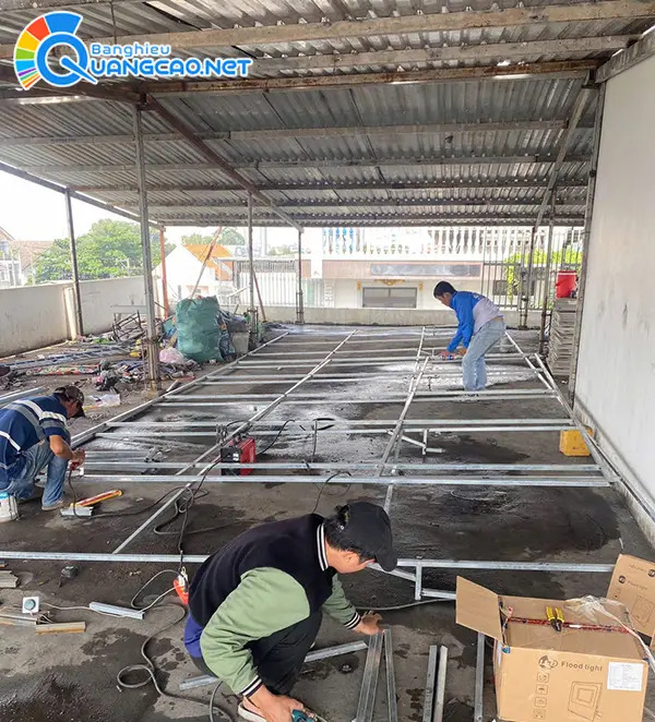 thợ thi công bảng hiệu Banghieuquangcao.net