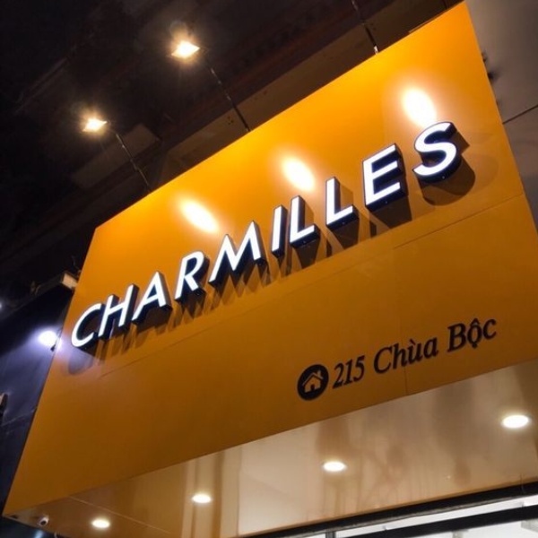 Bảng hiệu màu vàng Charmilles