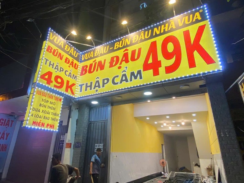 Bảng hiệu vàng chữ đỏ Vua Đậu