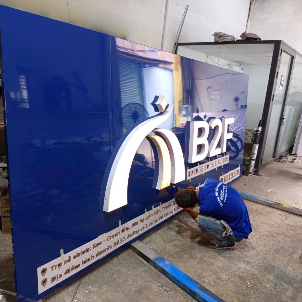 Thi công bảng hiệu B2F
