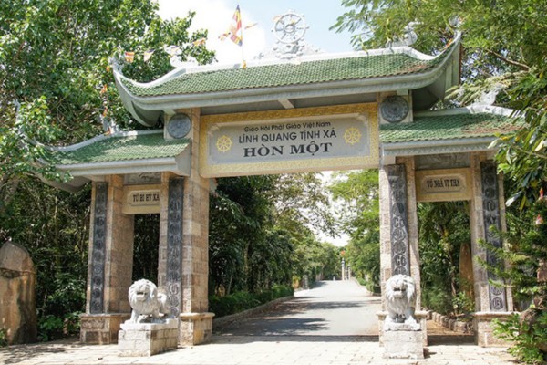 Bảng hiệu Tịnh Xá Hòn Một