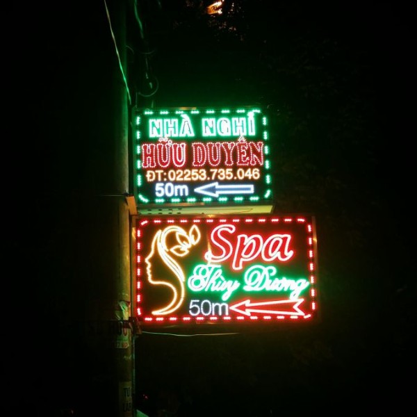 Biển vẫy nhà nghỉ Hữu Duyên