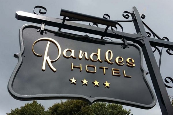 Biển vẫy Randles hotel