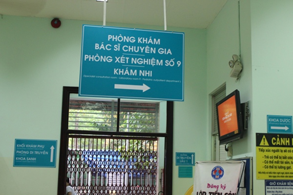 Biển chỉ dẫn bệnh viện bằng mica