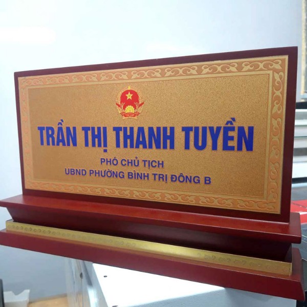 Biển chức danh để bàn chủ tịch