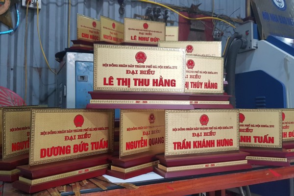 Biển chức danh để bàn đại biểu