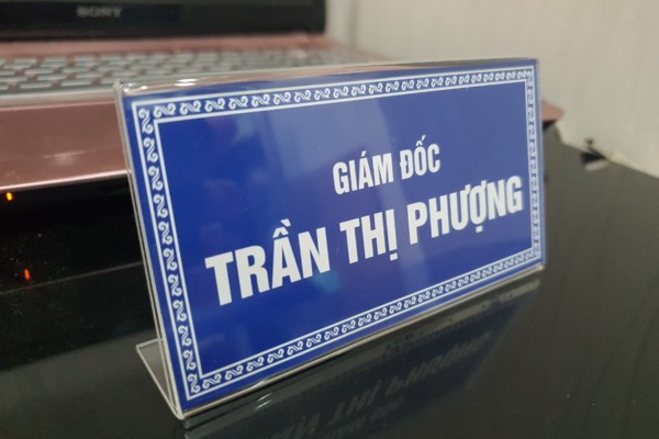 Biển chức danh để bàn bằng mica