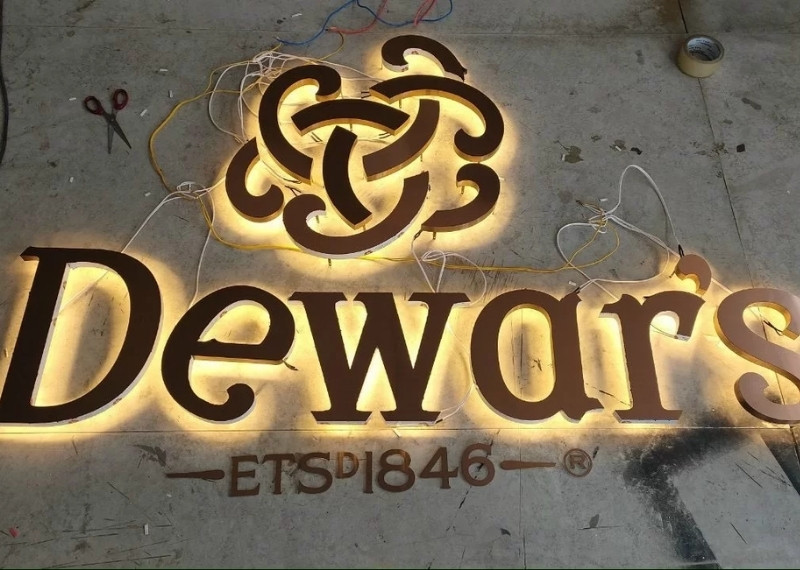 Chữ mica cháo Dewar's