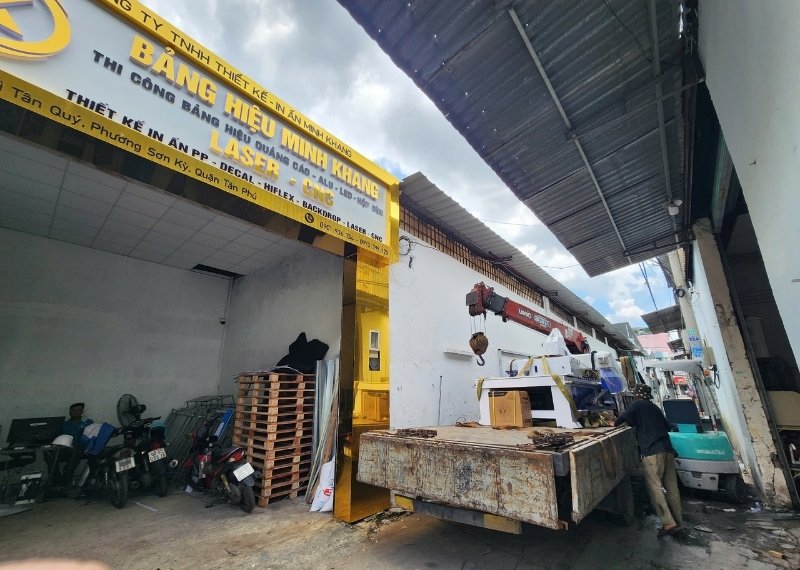 Đơn vị thi công hộp đèn in UV