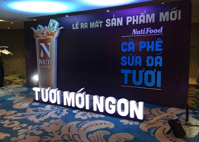 Backdrop lễ ra mắt cà phê sữa đá tươi