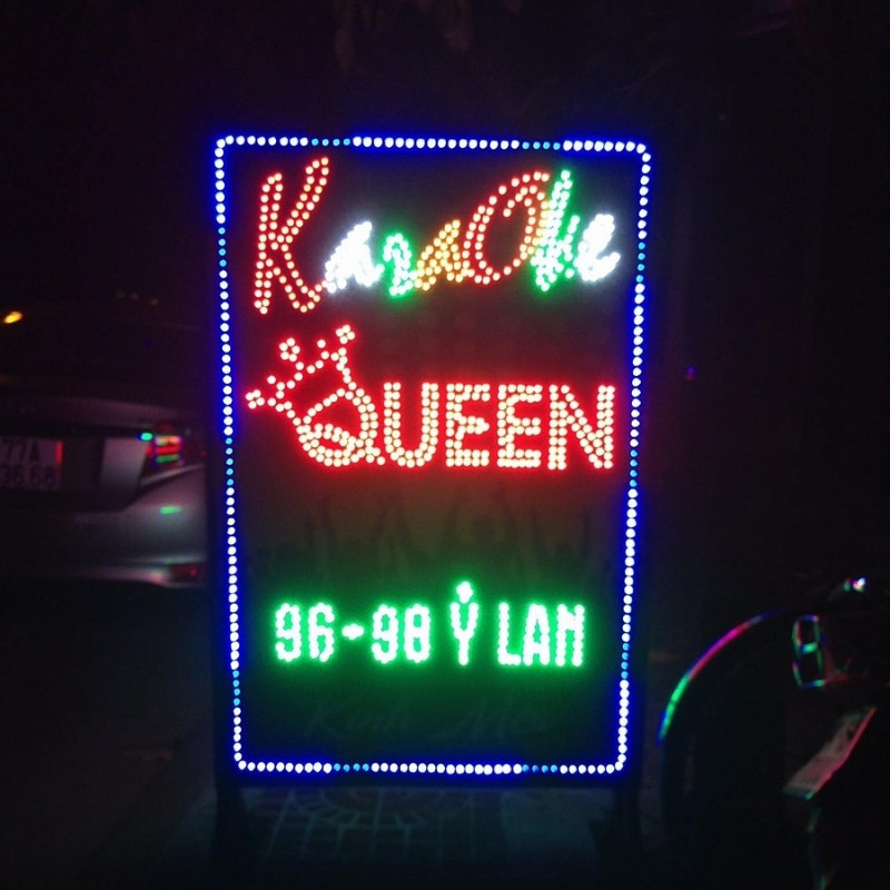 Biển vẫy karaoke queen