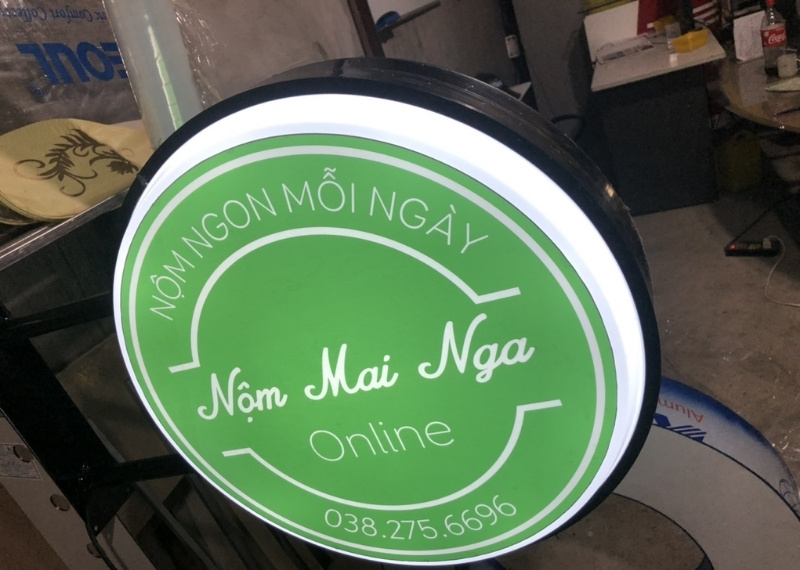 Biển vẫy mica hút nổi quán nộm