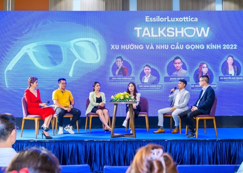 Backdrop talkshow về nhu cầu gọng kính