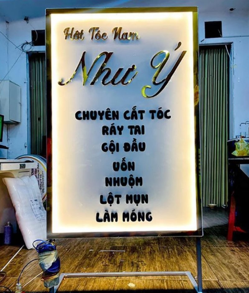 Hộp đèn đứng hớt tóc