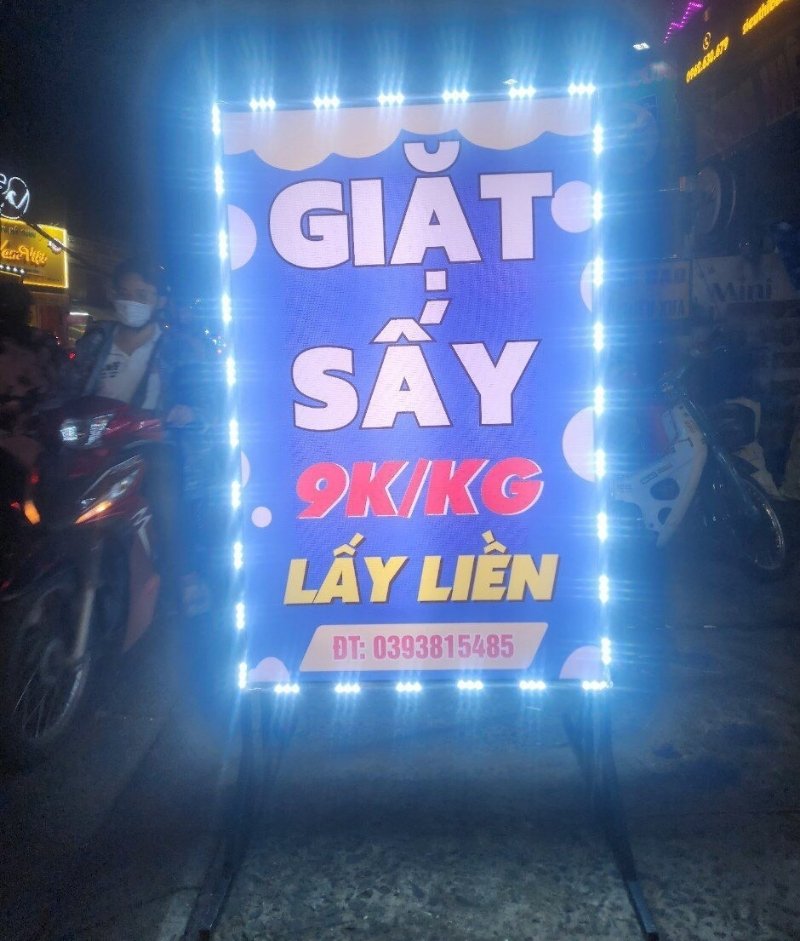 Hộp đèn đứng LED