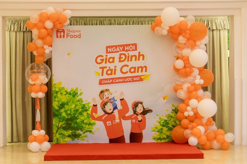 Backdrop ngày hội gia đình Shopee